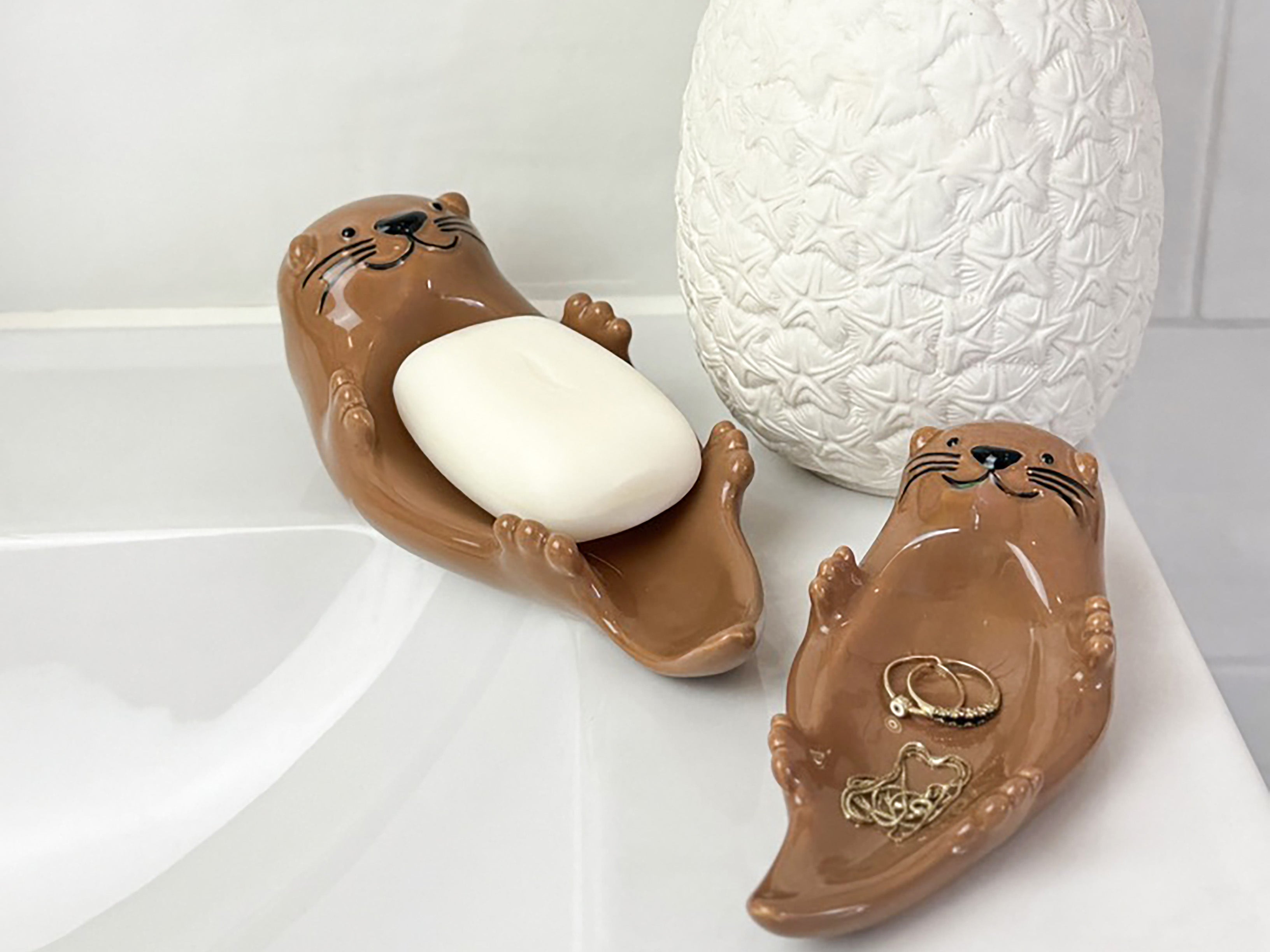bitten-baby-otter-porte-savon-vide-poche-loutre-c-ramique image 5