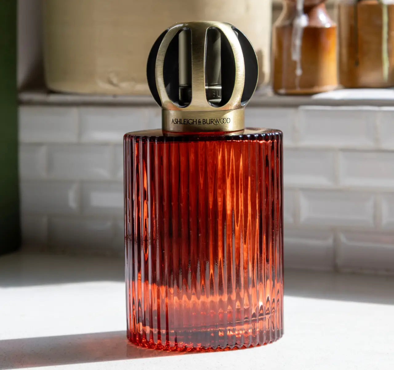 ashleigh-burwood-morello-linear-lampe-parfum-e-rouge-cerise image 3