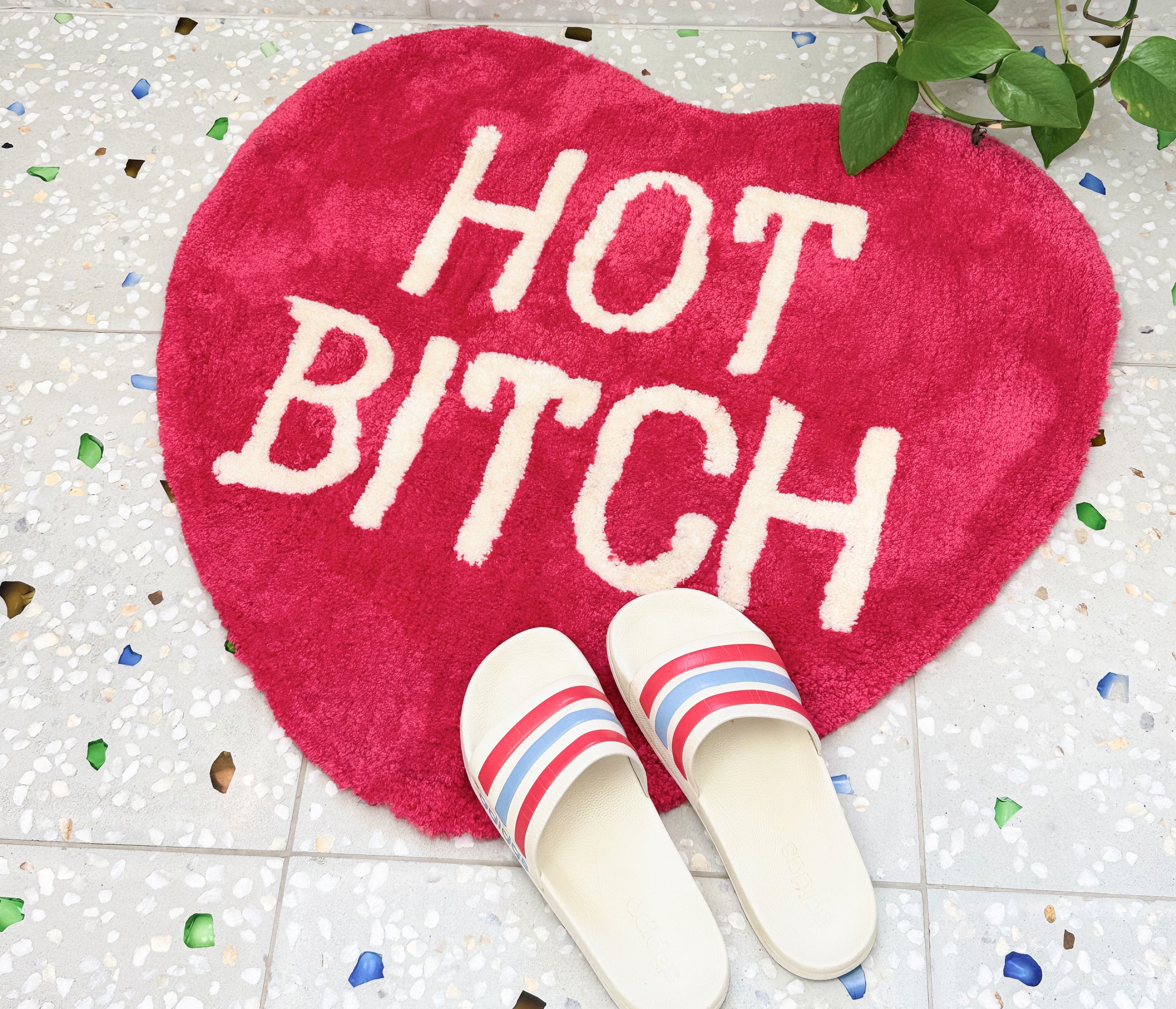 bitten-home-hot-bitch-tapis-c-ur-73x68-cm image 2
