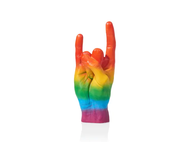 bitten-you-rock-sculpture-arc-en-ciel-main-rock-musique image 1