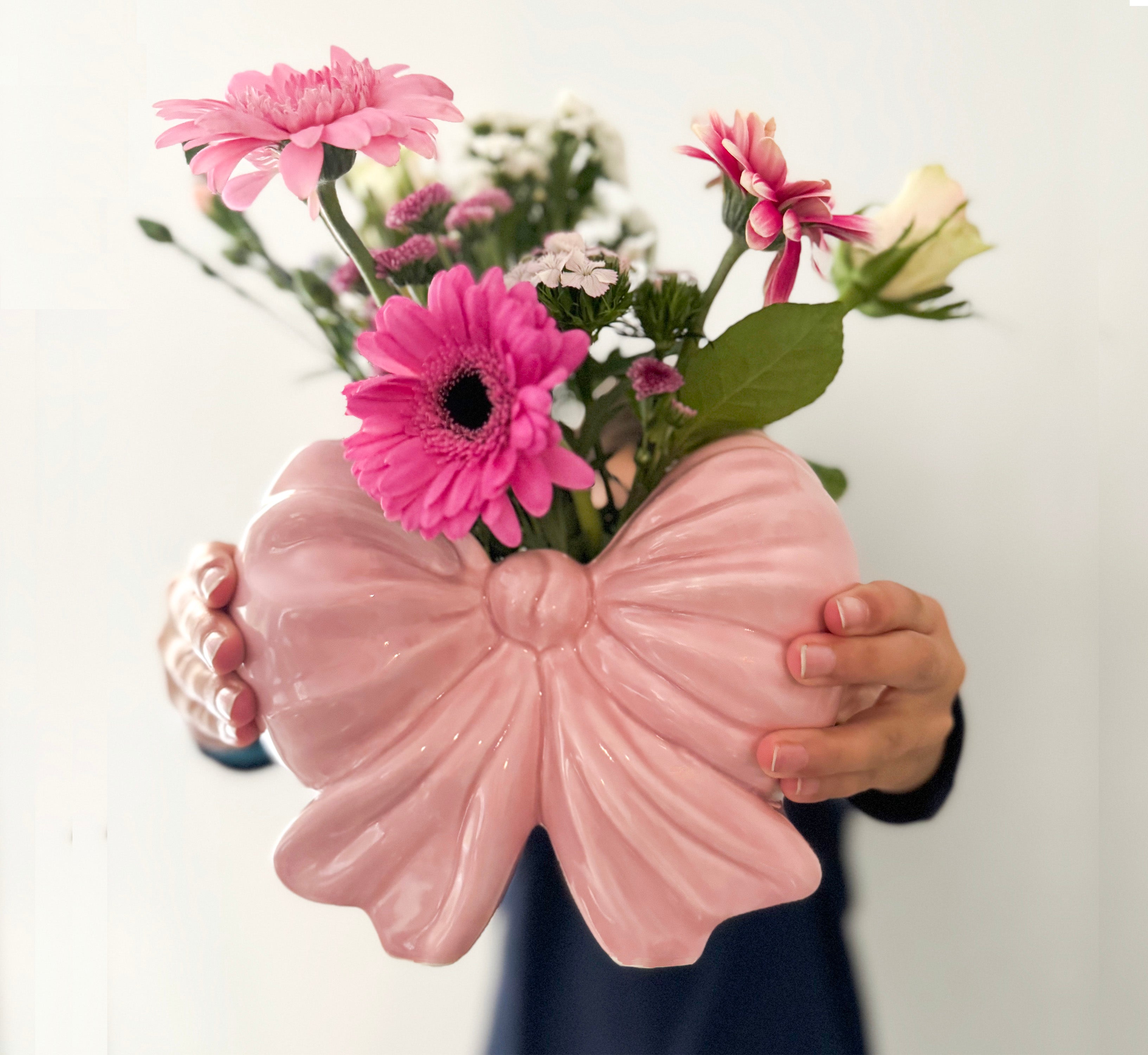 bitten-bow-vase-pink-vase-n-ud-rose-c-ramique image 6