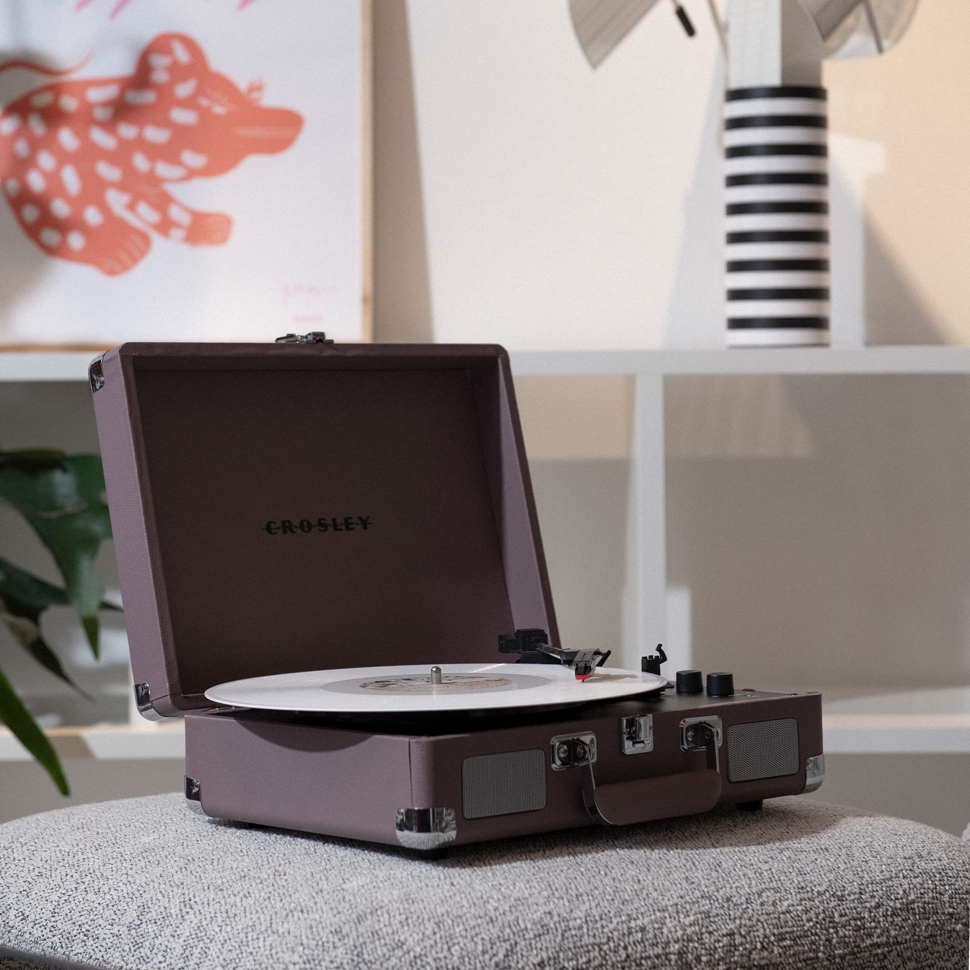 crosley-cruiser-deluxe-tourne-disque-valise-bluetooth-purple-ash image 2