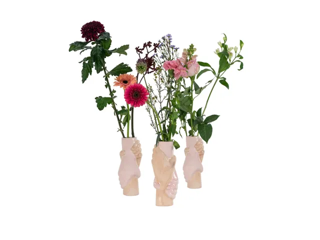 bitten-friendship-vase-fleurs-mains-enlac-es image 1