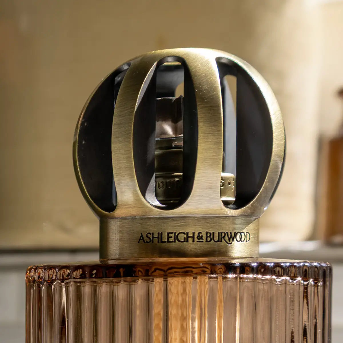 ashleigh-burwood-linear-truffle-coffret-lampe-dark-orchid image 3