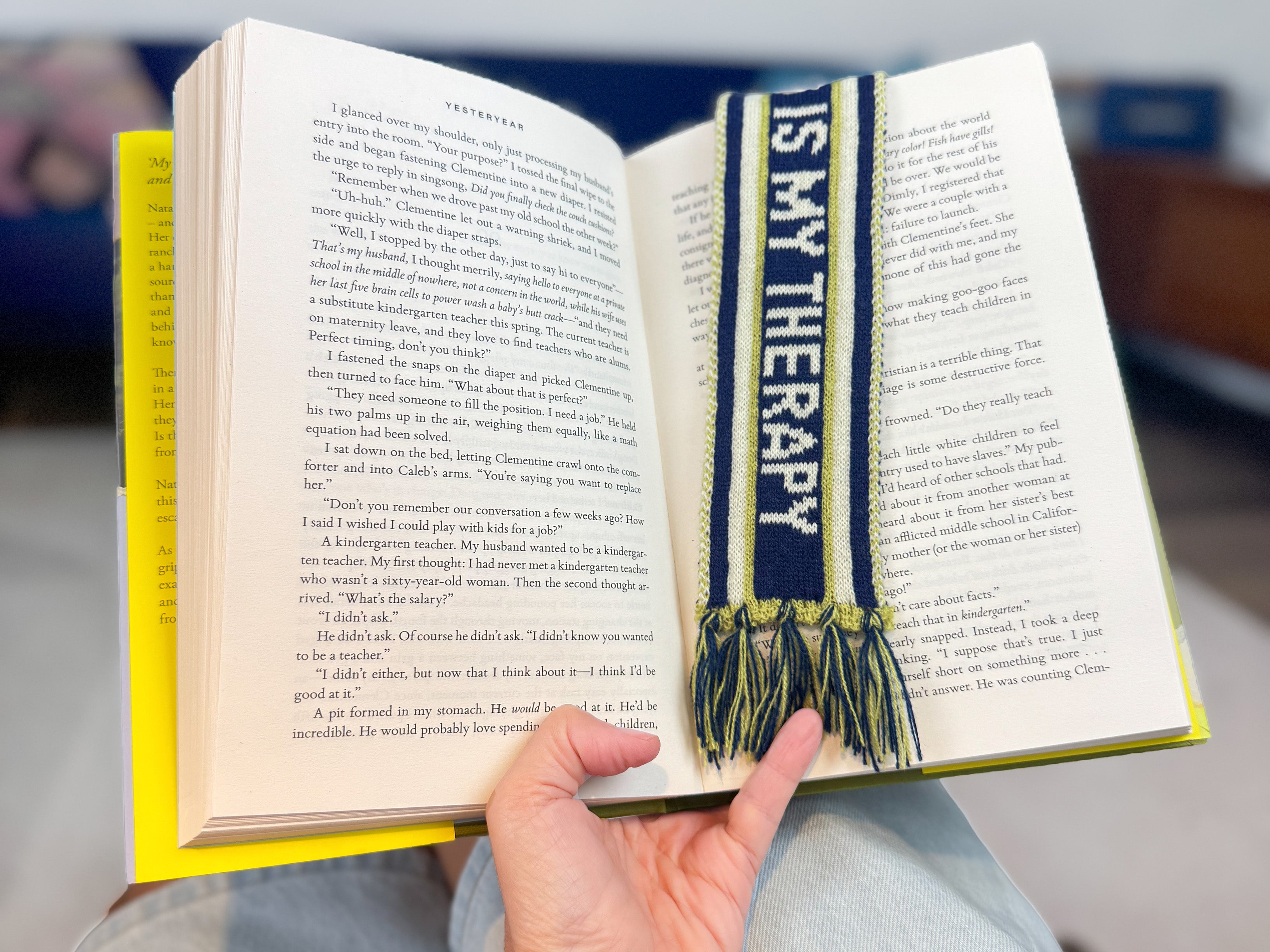 bitten-bookscarf-reading-therapy-marque-page-charpe image 2