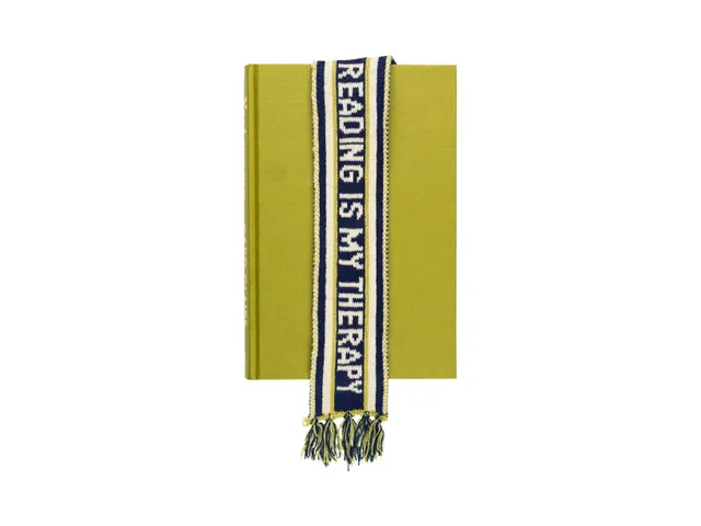 bitten-bookscarf-reading-therapy-marque-page-charpe image 1