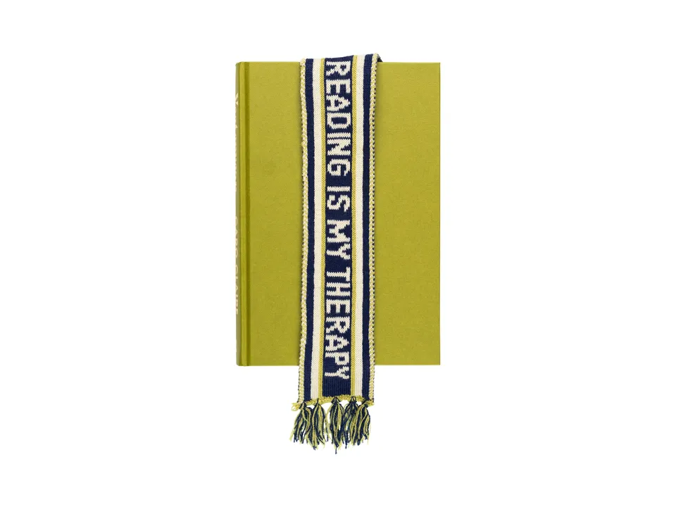 bitten-bookscarf-reading-therapy-marque-page-charpe image 1
