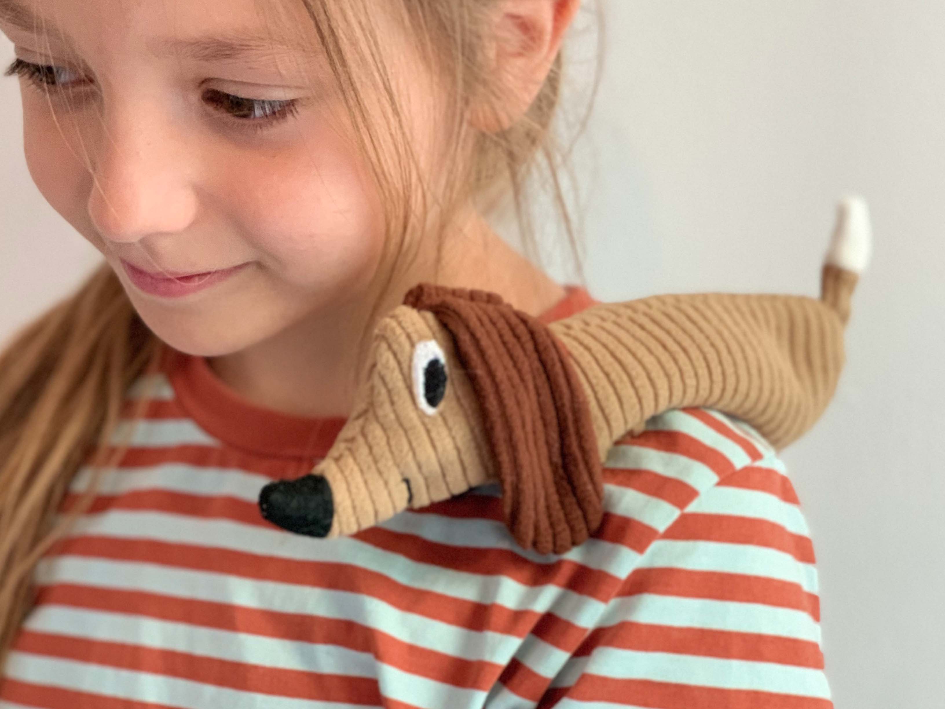bitten-pocket-pal-chien-saucisse-bouillotte-peluche-lavande image 3