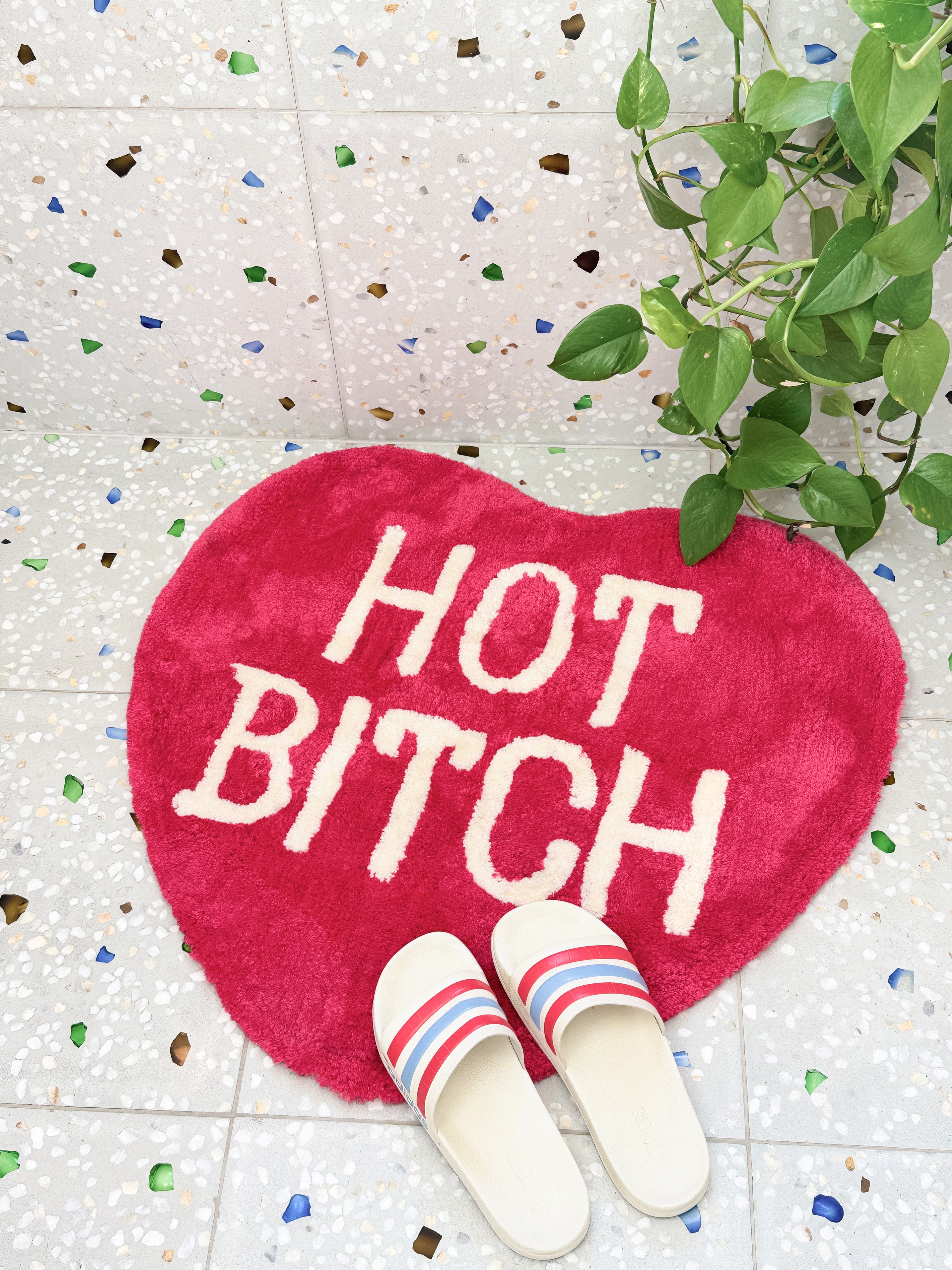 bitten-home-hot-bitch-tapis-c-ur-73x68-cm image 3