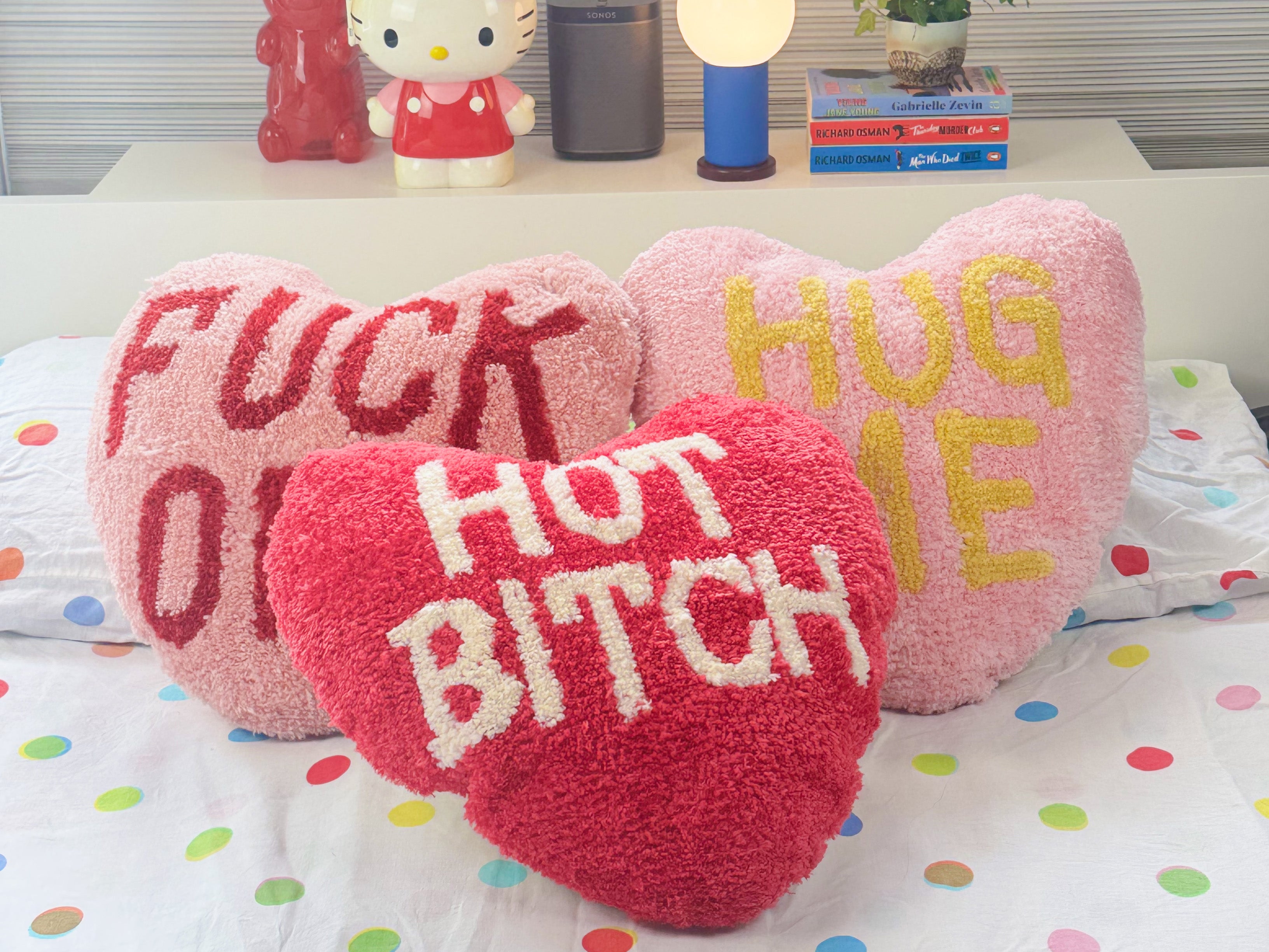 bitten-home-hot-bitch-heart-coussin-c-ur-45-cm-message image 2