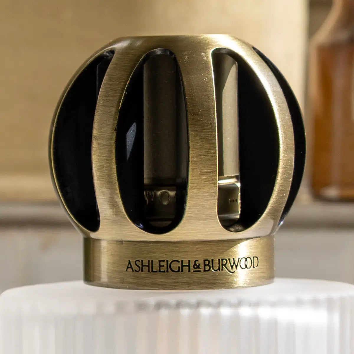 ashleigh-burwood-frosted-linear-lampe-parfum-e-verre-blanc-stri image 4
