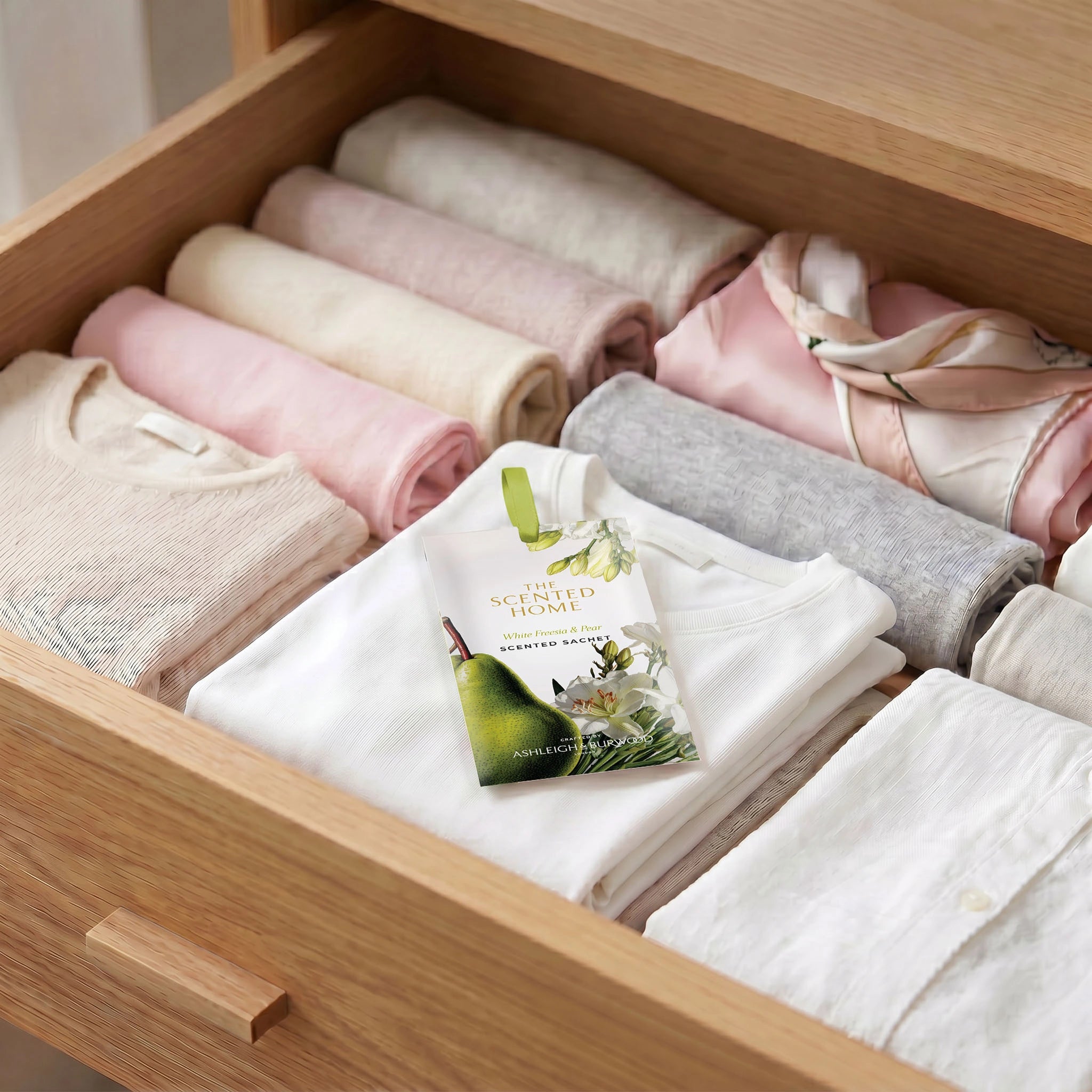 ashleigh-burwood-white-freesia-pear-sachet-parfum-poire image 3
