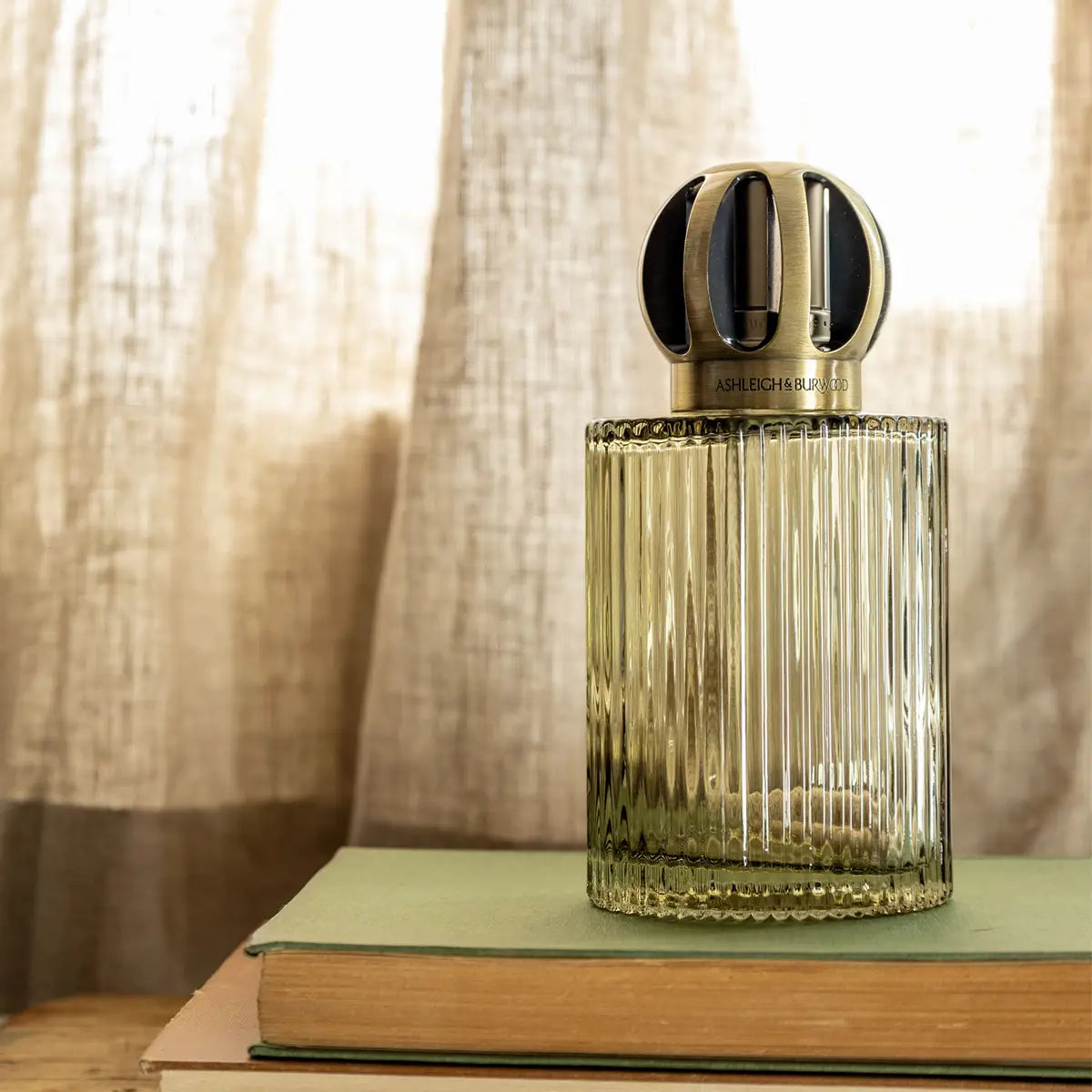 ashleigh-burwood-sage-linear-lampe-parfum-e-verte-verre-stri image 3