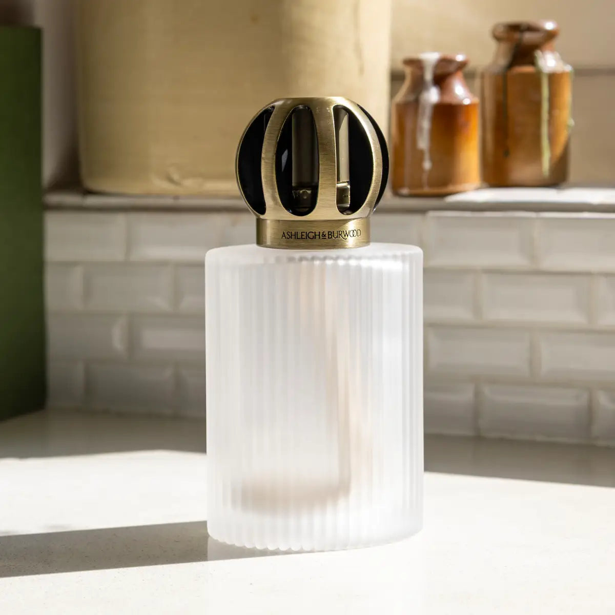 ashleigh-burwood-frosted-linear-lampe-parfum-e-verre-blanc-stri image 3
