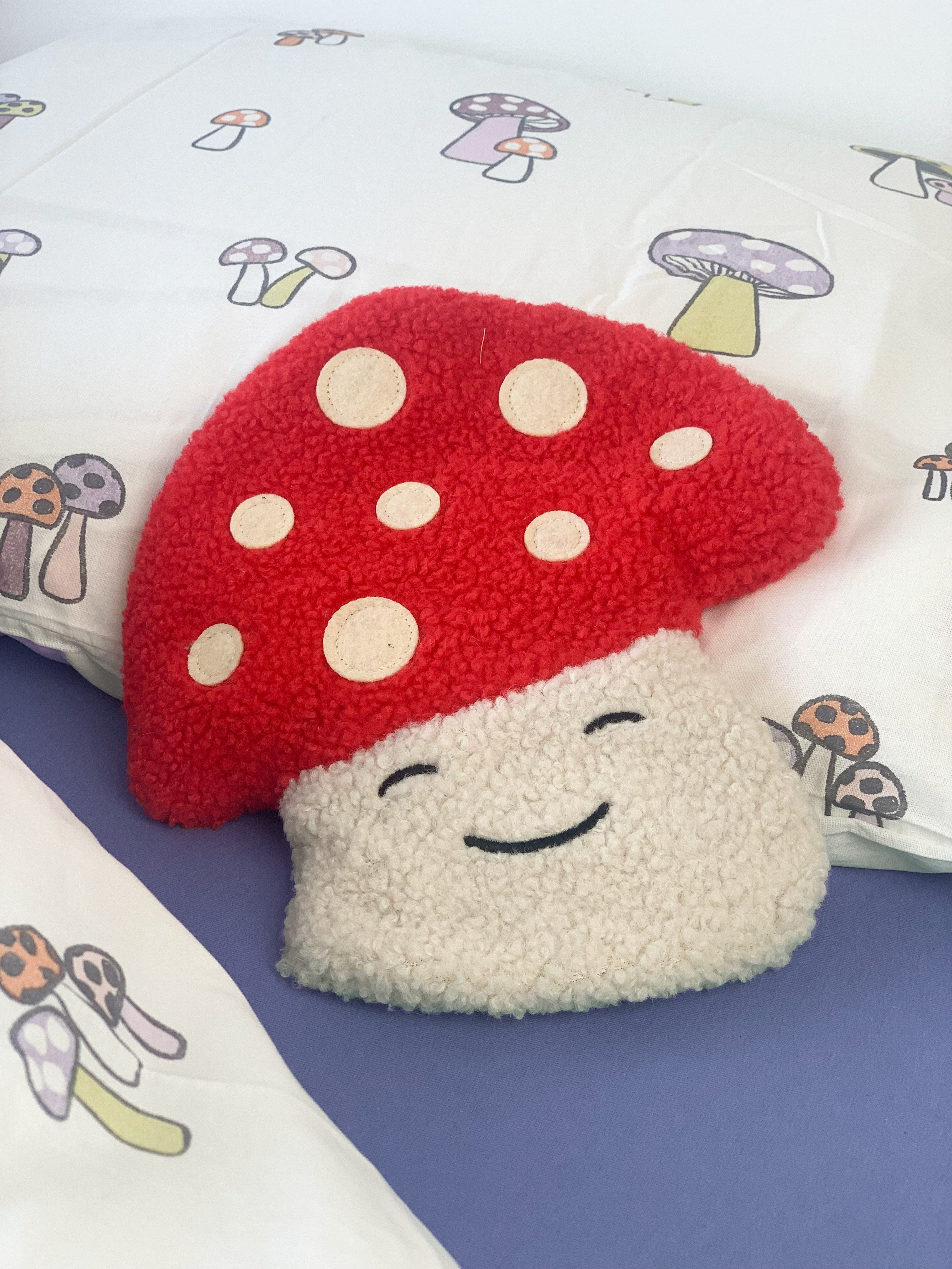 bitten-magical-mushroom-bouillotte-peluche-lavande image 2