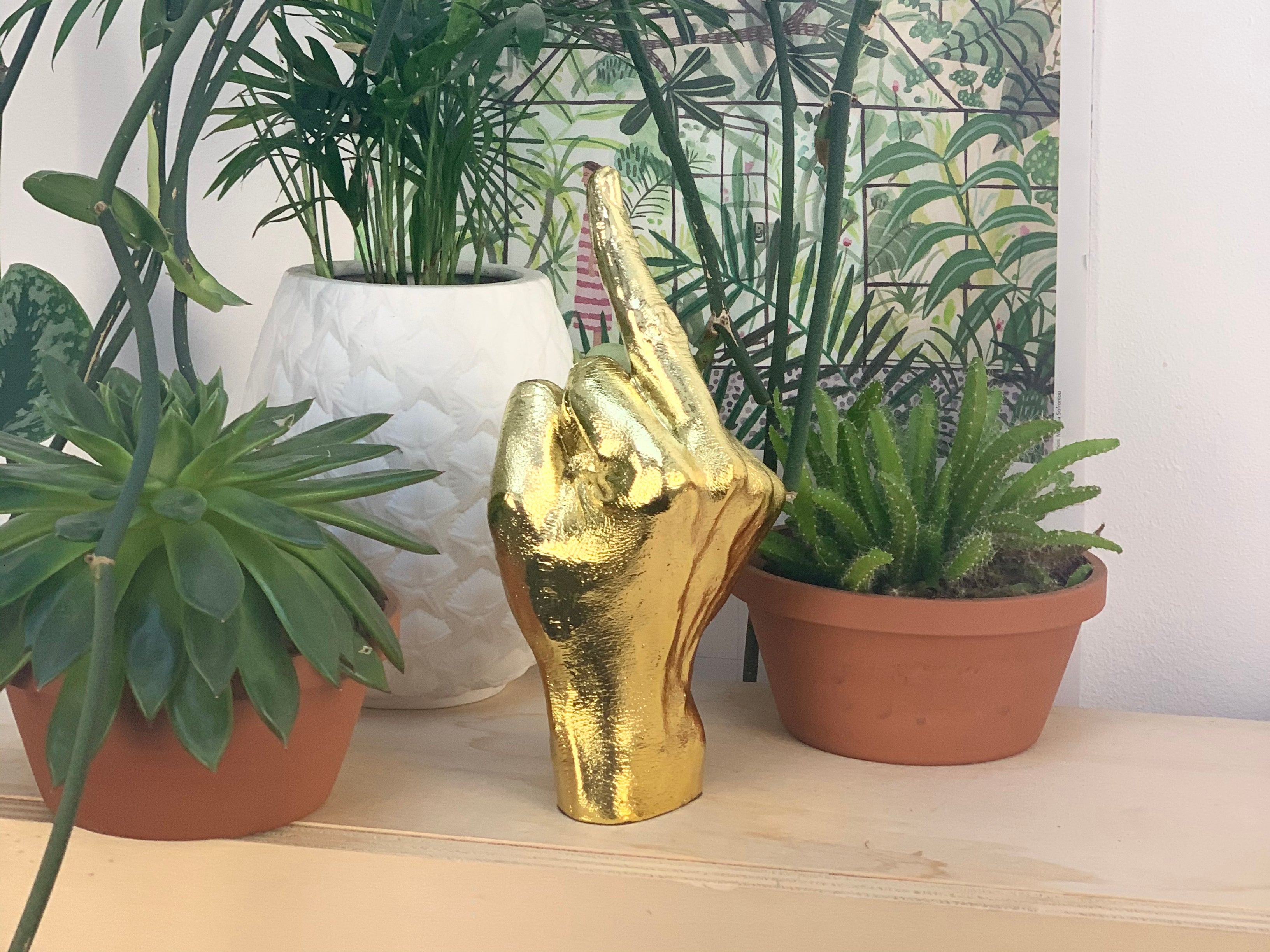 bitten-the-finger-sculpture-doigt-statue-dor-20-cm image 3