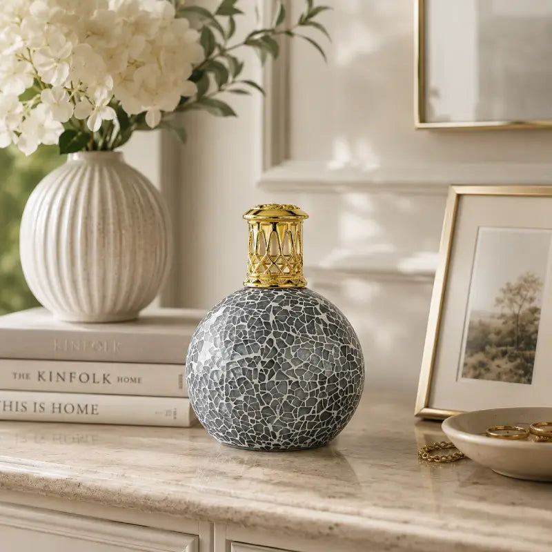 ashleigh-burwood-morning-mist-lampe-parfum-e-grise-mosa-que image 2