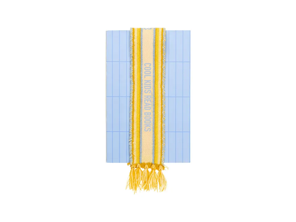 bitten-bookscarf-cool-kids-read-books-marque-page-charpe image 1