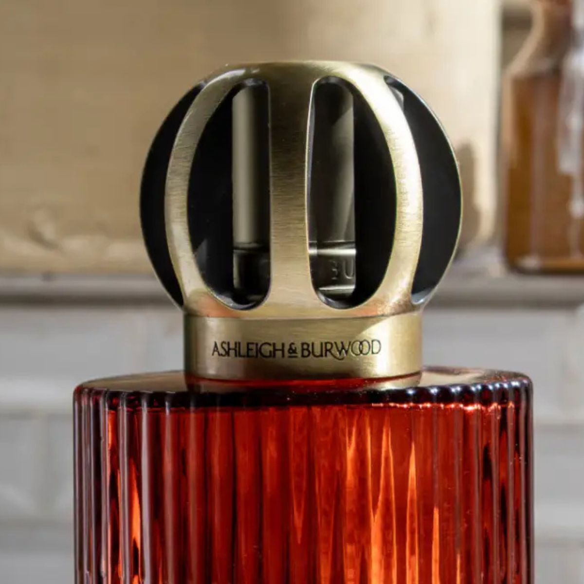 ashleigh-burwood-morello-linear-lampe-parfum-e-rouge-cerise image 4