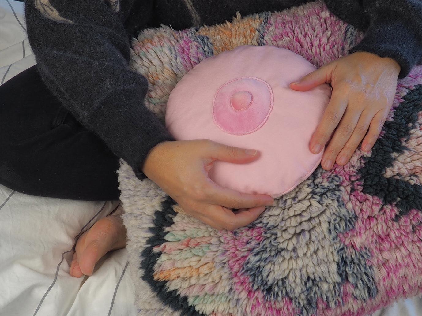 bitten-huggable-peluche-chauffante-sein-rose-lavande image 2