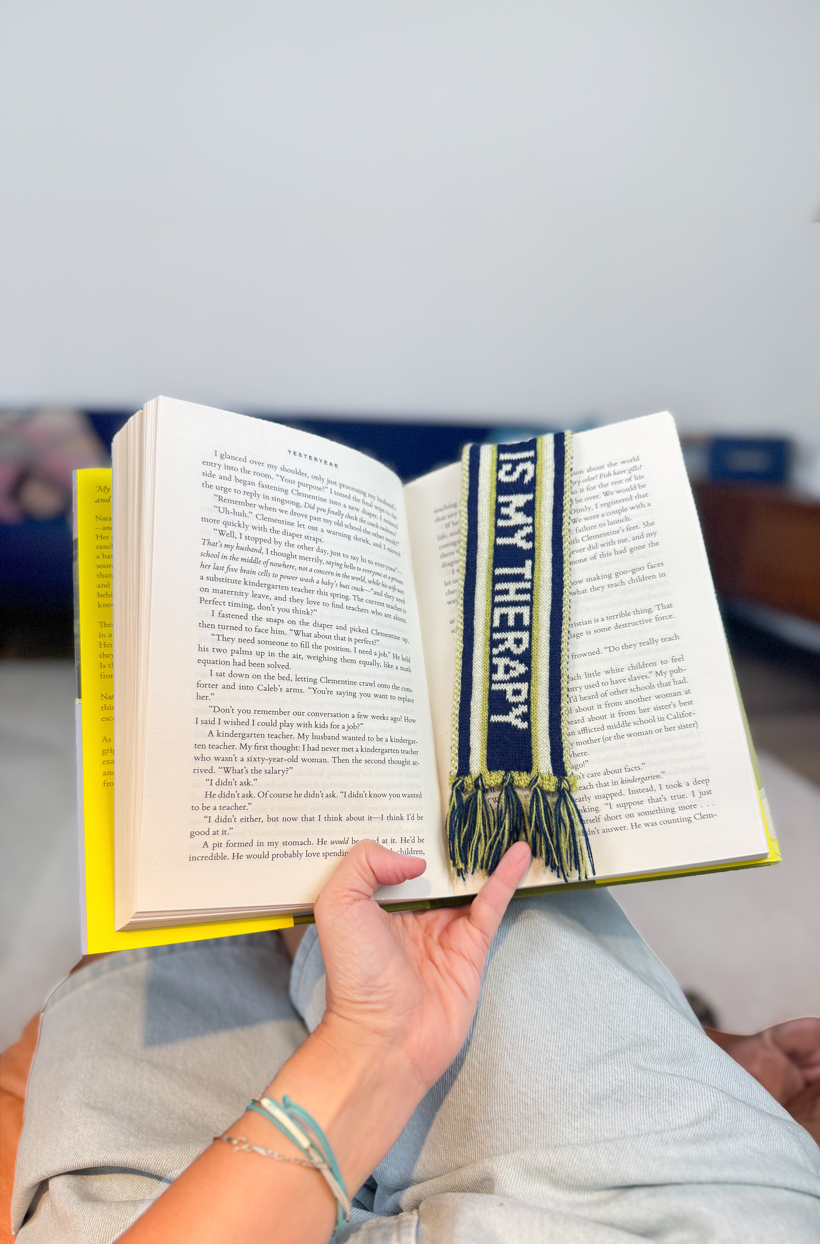 bitten-bookscarf-reading-therapy-marque-page-charpe image 5