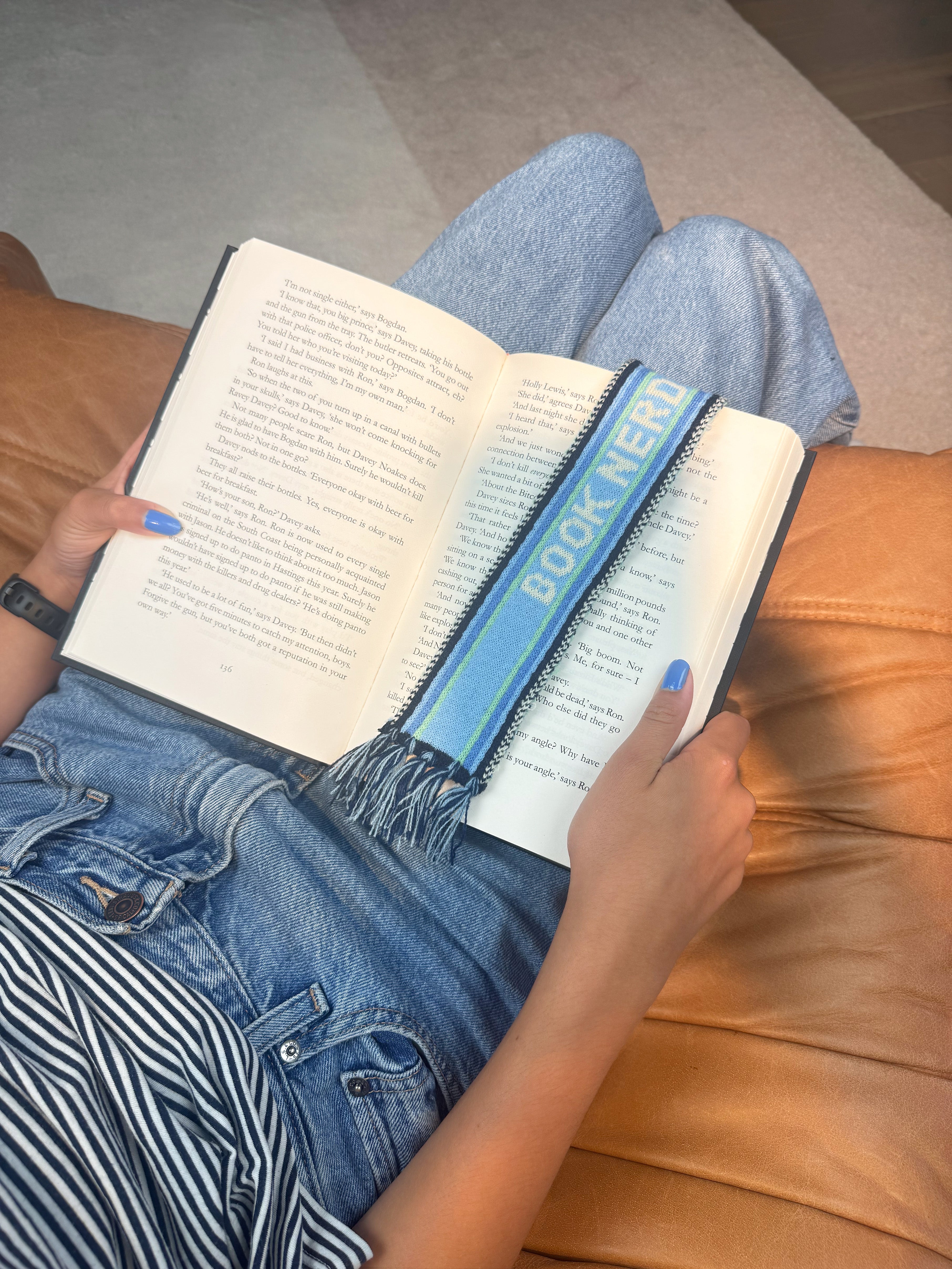 bitten-stationary-bookscarf-booknerd-marque-page-charpe image 5