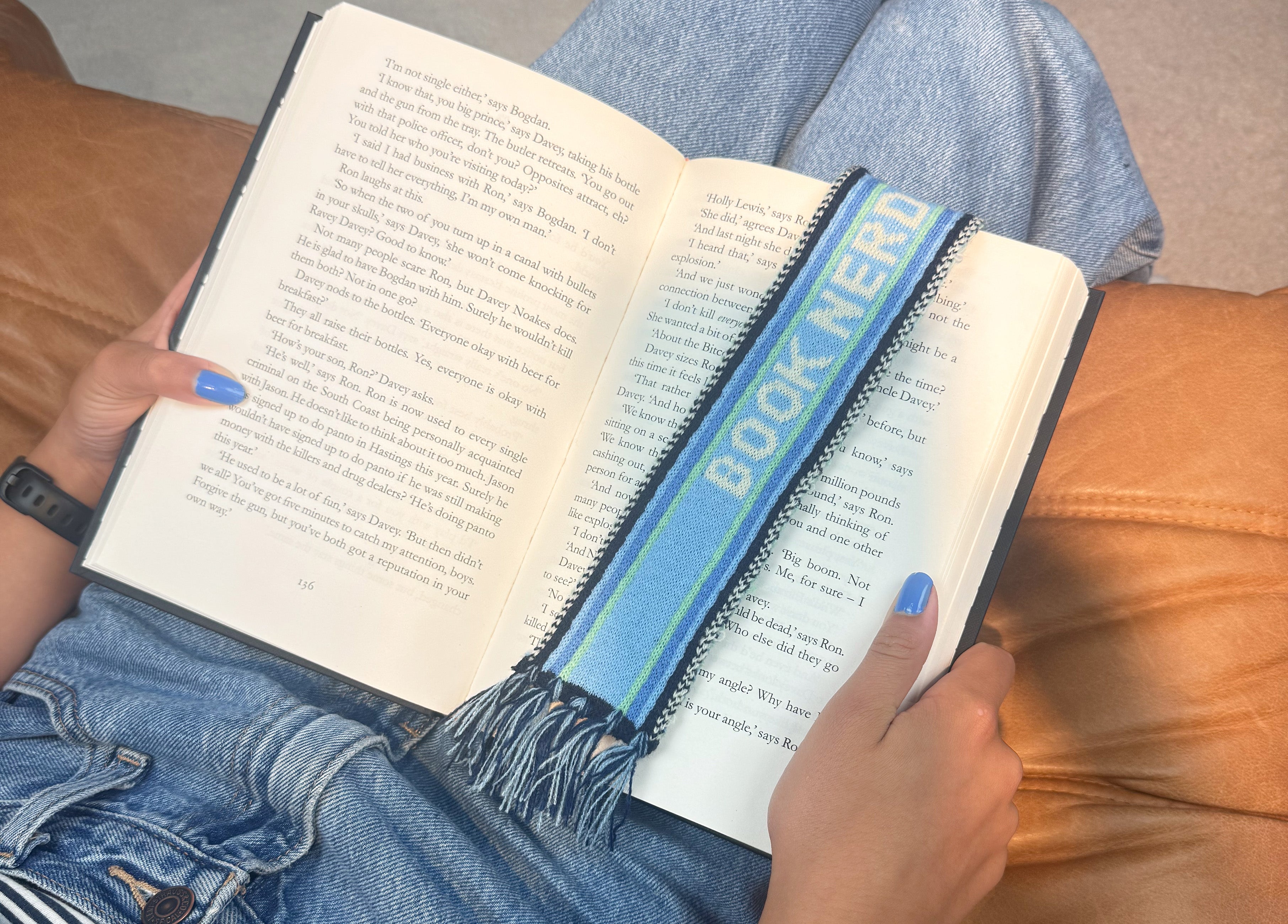 bitten-stationary-bookscarf-booknerd-marque-page-charpe image 2